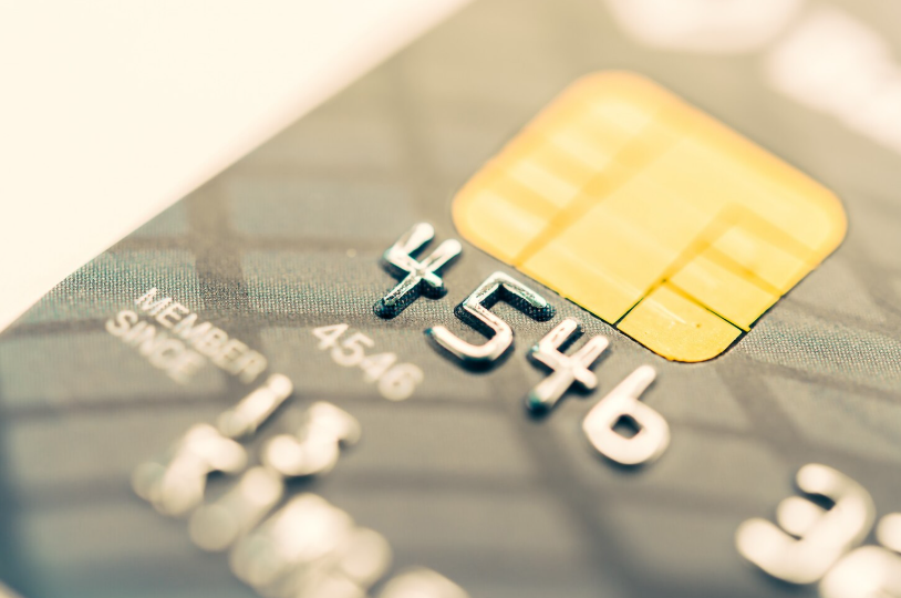 нужны ли дебетовые карты в 2026 или все уже платят смартфоном